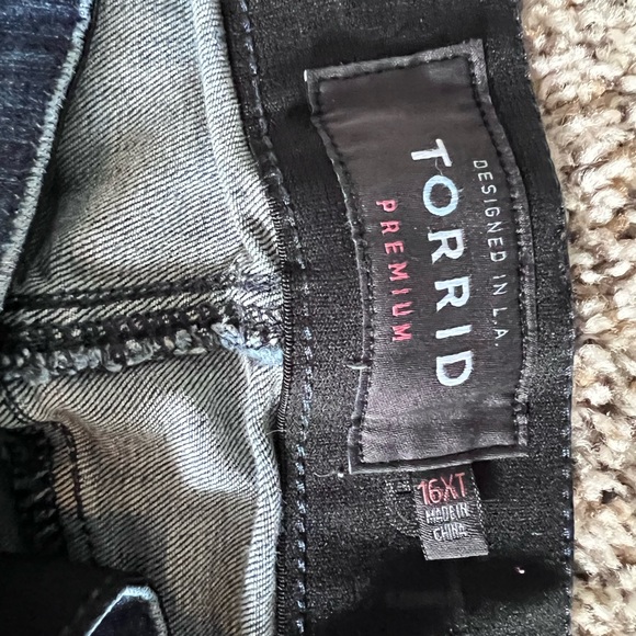 Torrid bombshell skinny premium medium wash size 16 extra tall. - Picture 2 of 4